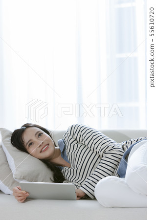 一個女人與一台平板電腦 55610720