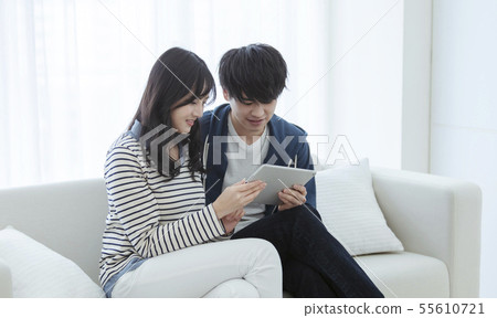 夫婦看平板電腦 55610721