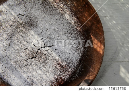 切在金合歡盤上的自製巧克力蛋糕 切在金合歡盤上的自製巧克力蛋糕 55613768