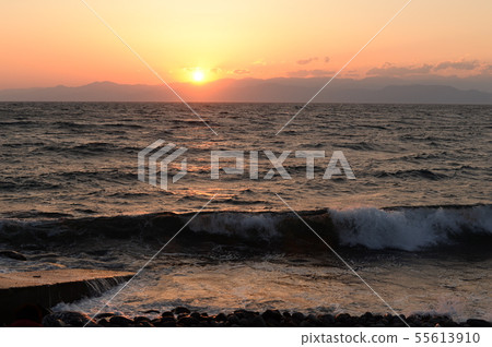 Setting sun 55613910