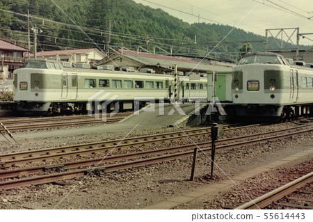 189淺間上下火車在信越乾線的輕井澤站停靠 189淺間上下火車在信越乾線的輕井澤站停靠 55614443