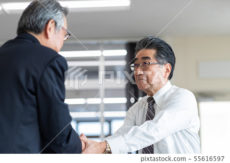handshake, shaking hand, business man 55616597