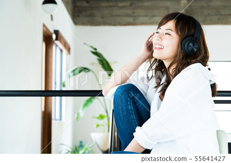 女士新生活耳機年輕女性生活方式 55641427