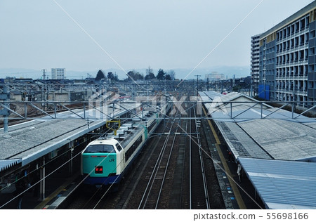 Limited express Hokuetsu departs from Hokuriku Main Line and Takaoka Station (485 series 3000 series) Limited express Hokuetsu departs from Hokuriku Main Line and Takaoka Station (485 series 3000 series) 55698166