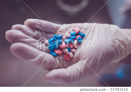 Doctor giving pills 55703333