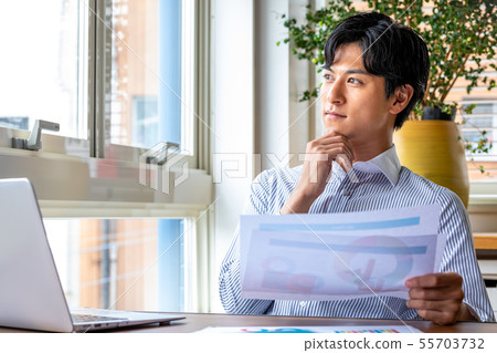 商業場景,男人,臉頰手杖 商業場景,男人,臉頰手杖 55703732