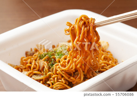 Cup fried noodles 55706086