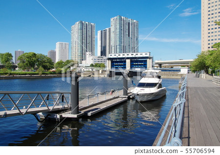停泊在天王洲島碼頭的巡洋艦（東京都品川區） 55706594
