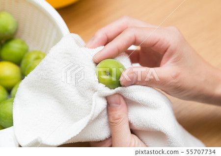 Woman hand wiping plum 55707734