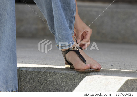 Feet wearing sandals Feet wearing sandals 55709423
