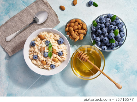 breakfast cereals with blueberries and almond  in 55716577