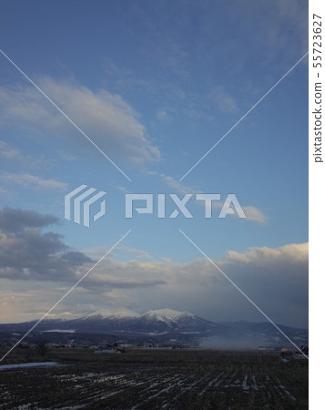 Tokachidake山脈在晚上 55723627