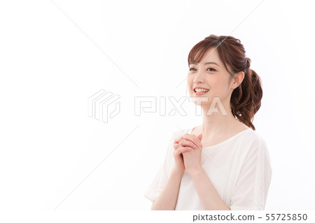 年輕女子祈禱 55725850