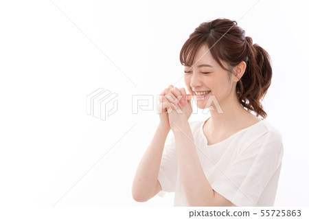 年輕女子祈禱 年輕女子祈禱 55725863