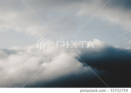 雲和天空看起來像一座山 55732759