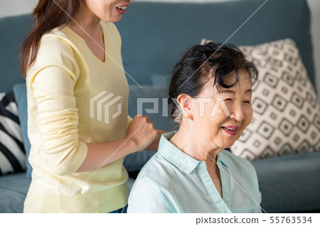 一個女人打她的肩膀 55763534
