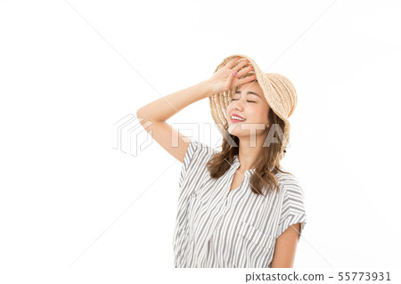 年輕女子眼花繚亂的紫外線 年輕女子眼花繚亂的紫外線 55773931
