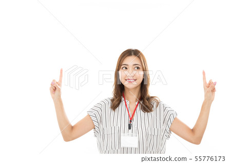 指向選擇2選擇的年輕女性女商人 55776173