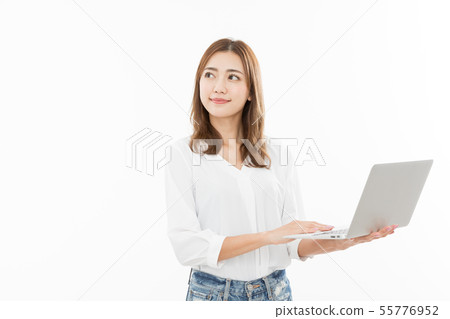少婦女商人偶然會議膝上型計算機 55776952