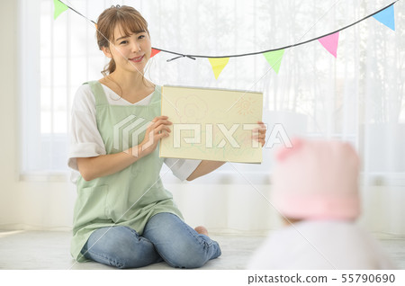 托兒所老師(老師)坐在地板上和孩子交談 托兒所老師(老師)坐在地板上和孩子交談 55790690