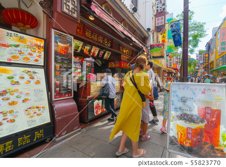 Japan's Yokohama cityscape Tapioca sweeping Yokohama Chinatown (Tapioka boom in Chinatown) Japan's Yokohama cityscape Tapioca sweeping Yokohama Chinatown (Tapioka boom in Chinatown) 55823770