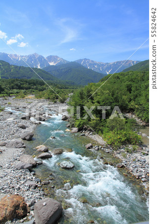 白馬山麓的白馬山麓夏日風景從Hakuba Ohashi 白馬山麓的白馬山麓夏日風景從Hakuba Ohashi 55824642