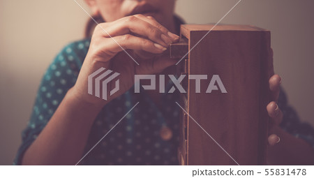 The handle holds the wood. Study the idea. 55831478