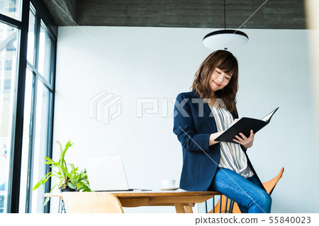 Cafe lifestyle business woman business woman Cafe lifestyle business woman business woman 55840023