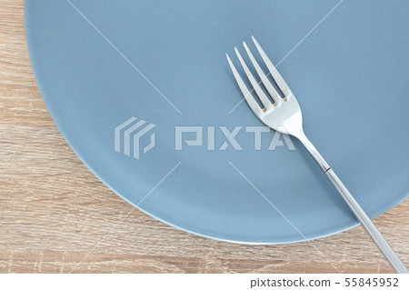 Close-up empty plate and fork on table 55845952