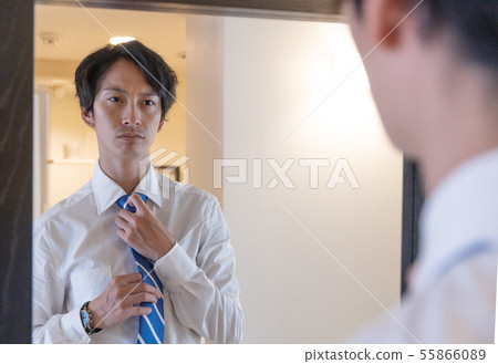 Morning of a salaryman 55866089