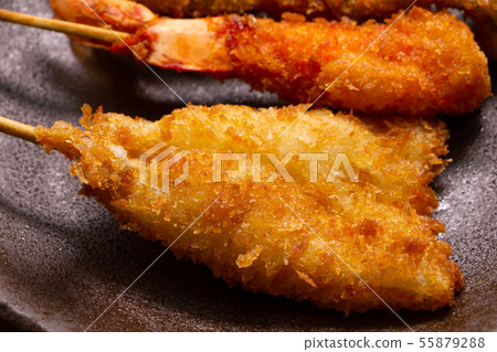 被分類的三文魚炸肉排（油煎的三文魚）。 55879288