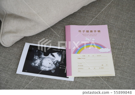 懷孕母親和兒童筆記本迴聲照片 55899848