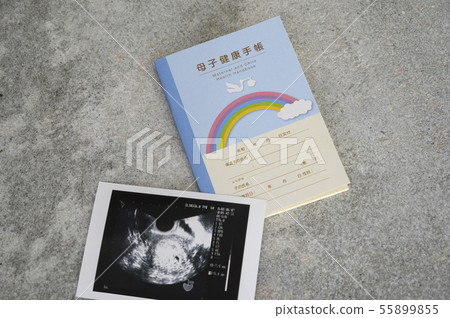懷孕母親和兒童筆記本迴聲照片 懷孕母親和兒童筆記本迴聲照片 55899855