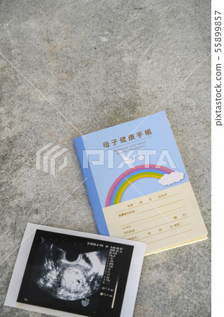懷孕母親和兒童筆記本迴聲照片 懷孕母親和兒童筆記本迴聲照片 55899857