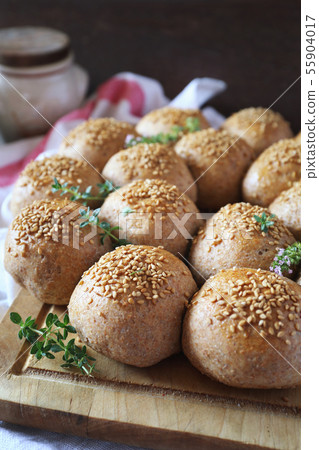 Crown sourdough bread buns with sesame and thyme 55904017