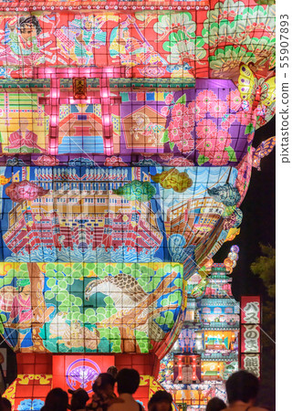 在天空中的夜間城堡 在天空中的夜間城堡 55907893