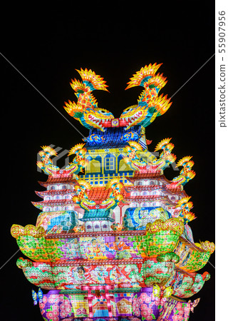 在天空中的夜間城堡 在天空中的夜間城堡 55907956