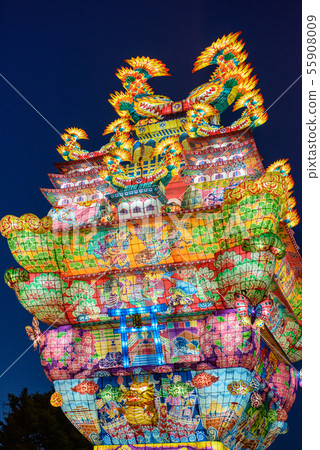 在天空中的夜間城堡 55908009