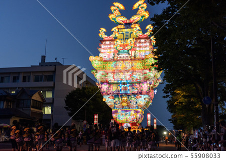 The nighttime castle in the sky The nighttime castle in the sky 55908033