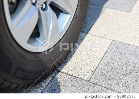 New tire 55908575