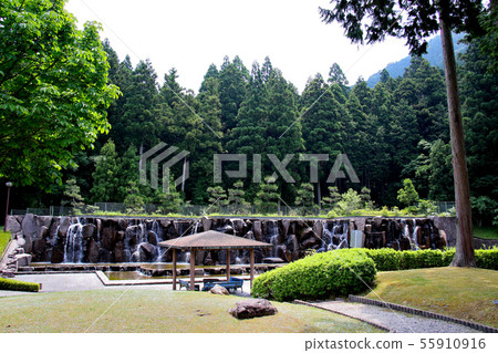 Moisture park with the lowest central watershed in Japan Flowing waterfalls and playing in the plaza with the east building, Hikamicho, Tamba City, Hyogo Prefecture 55910916
