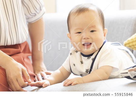 嬰孩微笑沙發母親和孩子 嬰孩微笑沙發母親和孩子 55915846