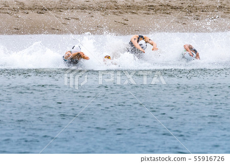 跳在三項全能游泳的運動員 55916726