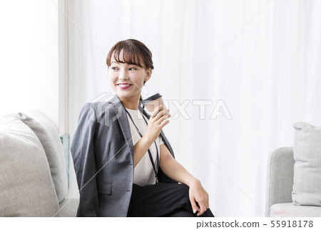 Young woman drinking coffee break image Business woman image material Young woman drinking coffee break image Business woman image material 55918178