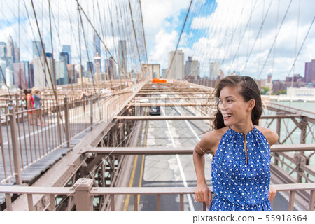 Asian woman on Brooklyn bridge - New York travel 55918364