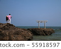 站立在海的Torii和夫婦 55918597