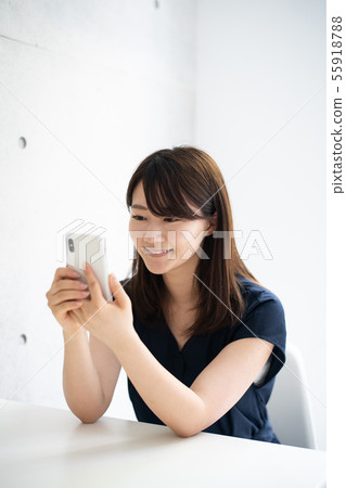 Young woman using a smartphone 55918788
