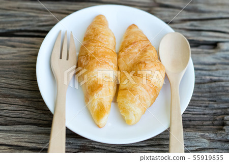 freshly baked croissants 55919855