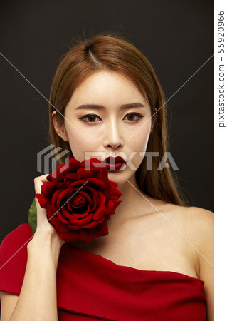 花,玫瑰,禮服,美容,年輕女子 花,玫瑰,禮服,美容,年輕女子 55920966
