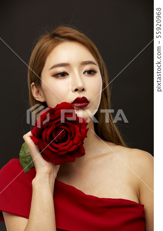 花,玫瑰,禮服,美容,年輕女子 花,玫瑰,禮服,美容,年輕女子 55920968